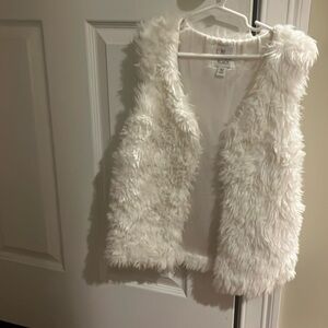 Children’s Place girls white furry vest size medium 7/8